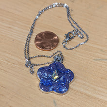 Load image into Gallery viewer, Flower Pendant Necklace
