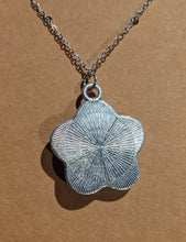 Load image into Gallery viewer, Flower Pendant Necklace